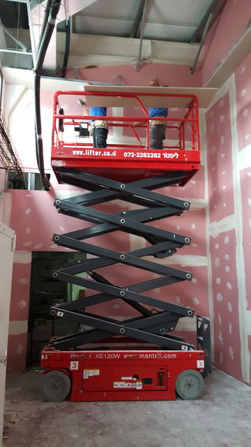 איך לבחור חברת במות הרמה לעבודות בגג בניין דירות
